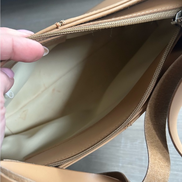 Tods 🤎 Classic luggage color shoulder bag -Very good condition!! 💯% authentic - Picture 9 of 13